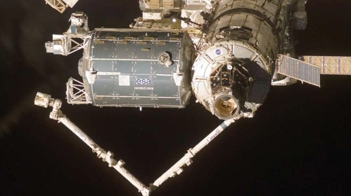 国际空间站欧洲舱段检修：发现数百处太空垃圾造成的凹陷