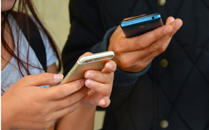 海南师范大学院长：建议立法16岁以下学生禁用智能手机
